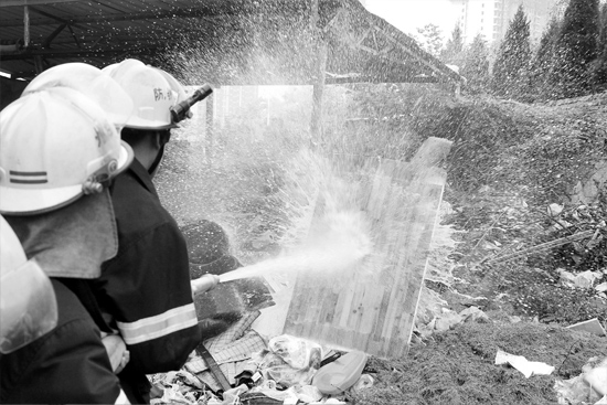 消防水槍能輕易射穿2米外3厘米厚的木板 消防水槍能輕易射穿2米外3厘米厚的木板