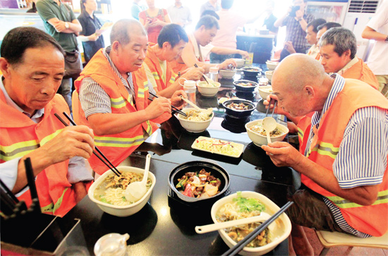 8月18日中午，鄭州市商城路一家飯店邀請33位一線環(huán)衛(wèi)工免費吃頓飯