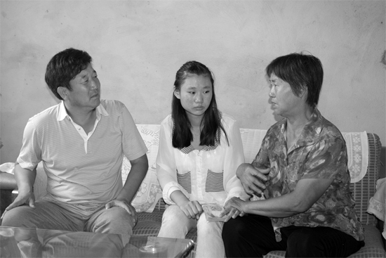 “商丘最美女兒”李丹（中）捐骨髓救母，愛心人士（左）送來1萬元愛心款