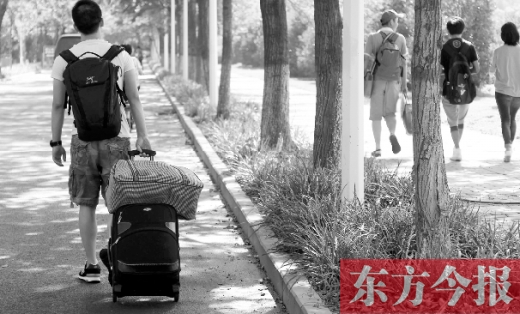 滿載著家人的希望，沿著學(xué)校的路標(biāo)，鄭州大學(xué)新生入學(xué)了，一位新生自己帶著行李來報到