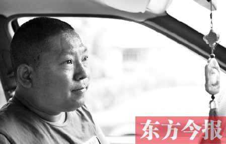 鄧太和帶父親去看病，兩天都沒打開過出租車后備廂