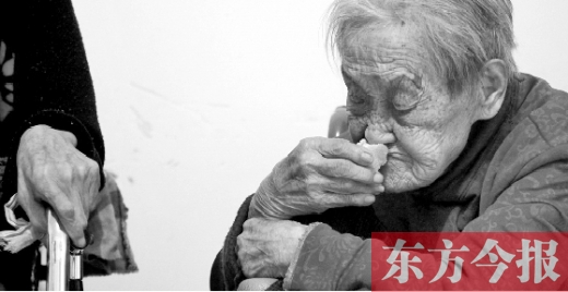 在鄭州惠濟(jì)區(qū)紅樹林老年療養(yǎng)院內(nèi)，一位老人在吃蛋糕