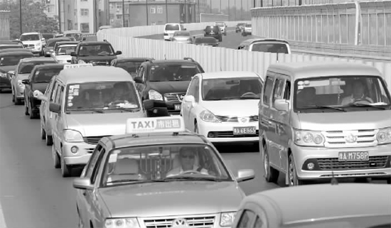 上午11點，鄭州市京廣快速路由北向南的路段已經(jīng)開始擁堵，要是早晚高峰，更是堵得走不成