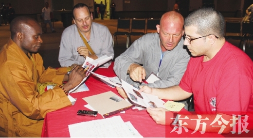 研討會(huì)現(xiàn)場(chǎng)，少林洋弟子熱議東方今報(bào)報(bào)道《大爭(zhēng)之寺》