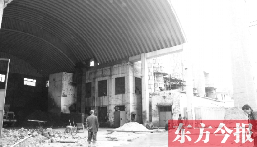 黃委會燃煤鍋爐房里幾臺機器正“整裝待發(fā)”，大煙囪拆除難