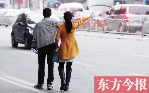 昨日下午5時(shí)30分，鄭州市花園路口公交站，一對青年正焦急等車