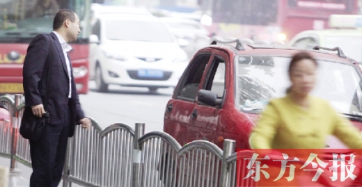 昨日下午5點(diǎn)40分，一男子久久未等到出租車，一輛“黑三輪”車主便和他搭訕