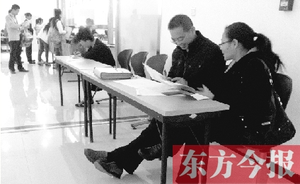 　　10月16日，鄭州市社保中心辦事大廳，新增的桌椅方便了前來辦理手續(xù)的市民