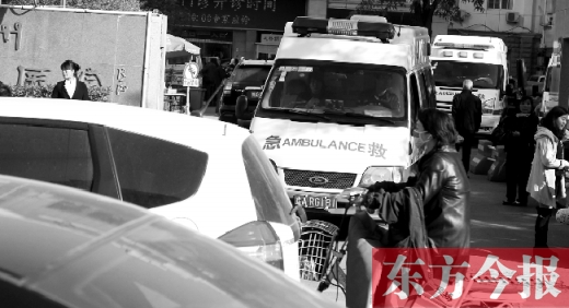 馬路上的機(jī)動車越來越多，臨著大路鄭州市第一人民醫(yī)院門口，出急診的救護(hù)車常常遭遇堵車