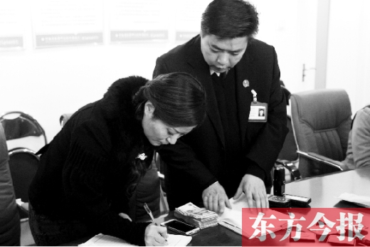 強(qiáng)制執(zhí)行+曝光，讓楊女士（左）拿到補償金