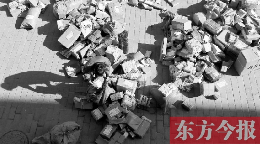 “雙十一”后，快遞員忙著送包裹，連水也不敢喝