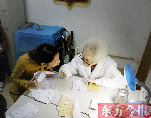 昨日，97歲的“醫(yī)生奶奶”胡佩蘭在給患者看病