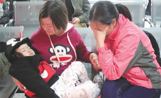 昨日，9時35分，堅守在手術室外的嘟嘟在媽媽懷里睡著了，因被眼前的真情觸動，今報記者趙丹流下了眼淚