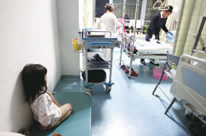 嘟嘟一早就醒了，小小的身體靠在墻邊看著爸爸進行手術前準備