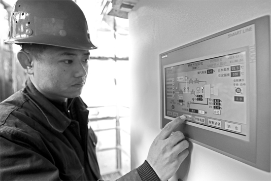 宗希明在“政七街煤改氣項目” 工程工地。高科技完全取代了老式燃煤鍋爐笨重、復(fù)雜的管理和控制