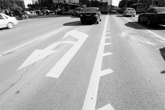 昨日，鄭州市金水路未來路口的“魚刺”車道，好多司機(jī)不知道咋走