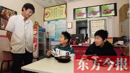 11月30日，鄭州市81中的兩位學(xué)生用勞動為自己掙了一頓中午飯，心里很高興