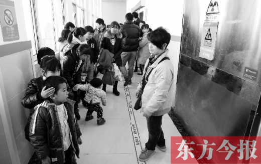 11月30日上午，星星等20余名“袖珍人”到鄭州市兒童醫(yī)院進(jìn)行骨齡測定
