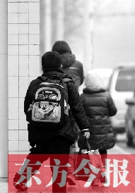 一名學(xué)生背著書包走出校門準(zhǔn)備回家。教育部發(fā)布規(guī)定，其中明確規(guī)定教師收禮、有償補課等行為將受到相應(yīng)處分