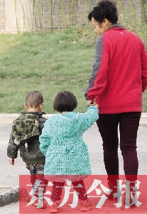 男孩兒姓“鄭”，女孩兒姓“周”（取“州”諧音），即“鄭州”之意，這一取名法得到了認(rèn)可