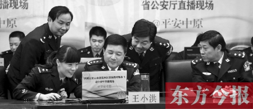 省公安廳廳長王小洪（中）和微博網(wǎng)友在進行交談，發(fā)現(xiàn)問題現(xiàn)場馬上解決
