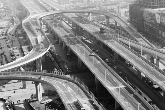 昨日，已經(jīng)開始施劃交通標(biāo)線的鄭州市三環(huán)快速路北環(huán)高架橋部分