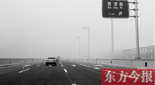 昨天上午，東方今報記者跟隨鄭州市交巡警部門，提前探路已具備通車條件的鄭州市三環(huán)快速路