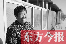 在京水村的臨時過渡區(qū)內(nèi)，一位大媽在儲存大白菜