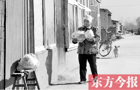 在京水村的臨時過渡區(qū)內(nèi)，62歲的村民白小英對未來的生活充滿期待