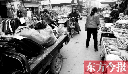 和所有的都市村莊一樣，老鴉陳也充滿著形形色色的人，窄窄的巷子因占道經(jīng)營變得更加狹窄