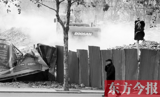 昨日，鄭州市未來(lái)路與緯四路交叉口一工地施工不除塵，加重了空氣污染