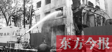 昨天早上8點(diǎn)半，鄭州市農(nóng)業(yè)路一拆遷工地，用兩臺(tái)噴水車(chē)噴水除塵，有效地阻止了施工揚(yáng)塵