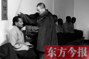 少林功夫講究禪武合一，坐禪當(dāng)然少不了,別看就是坐坐，姿勢(shì)都要師傅教