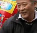 采訪我先買個(gè)氣球吧！大爺霸氣回答