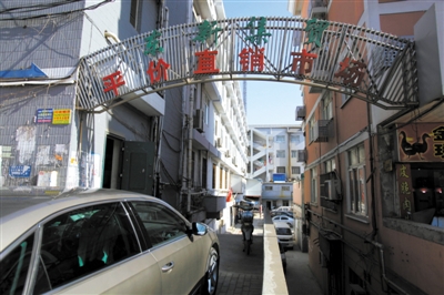 昨日，從事活禽宰殺的許某確認為感染H7N9禽流感確診病例，其所工作的南京江寧區(qū)東新農(nóng)貿(mào)市場仍正常營業(yè)