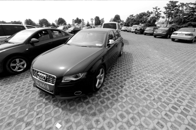 3月30日，掛有AZG(安徽政府公務(wù)的拼音縮寫(xiě)）通行證的車輛停放在合肥市小蜀山公墓停車場(chǎng)內(nèi)。