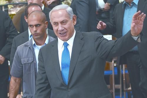 經(jīng)以總理內(nèi)塔尼亞胡主持的內(nèi)閣秘密會議決定，以空軍接連對敘利亞多處目標實施空襲。圖為內(nèi)塔尼亞胡5日出席內(nèi)閣會議。