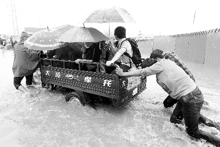 “擺渡”，每人5塊錢 記者 王春勝/攝