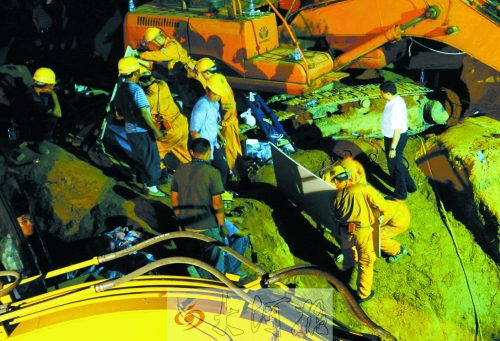 連夜趕來的新密救援隊展開營救 連夜趕來的新密救援隊展開營救