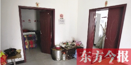 男廁洗漱池前，堆放著大量家電、家具等生活用品