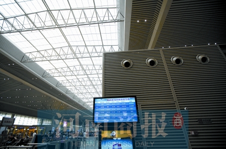 　鄭州東站三樓候車大廳，雖然空調處有涼風吹出，但陽光通過頂棚照進，導致整個大廳的空調制冷效果不明顯