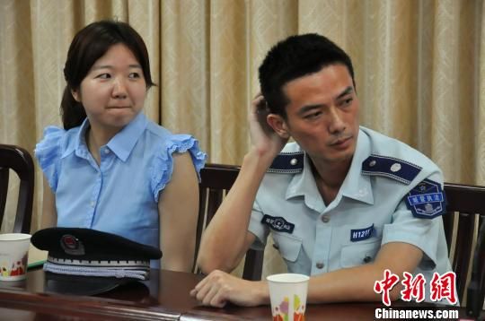 圖為參與“體驗式執(zhí)法”的兩名城管隊員。　張芹　攝