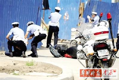 　一名歹徒被抓獲，另一名歹徒持槍劫持了一名門(mén)衛(wèi)。