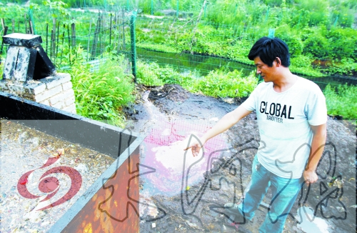 煉油點將骯臟、臭氣熏人的廢水直接排入溝渠。