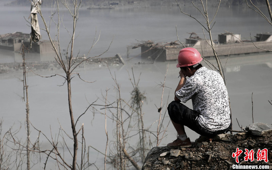 7月14日，四川綿陽，在水下沉寂了5年多的北川漩坪鄉(xiāng)浮出水面，如海市蜃樓飄浮在堰塞湖水面，回來看自己