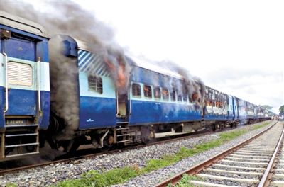 19日，撞人的火車被民眾點燃。