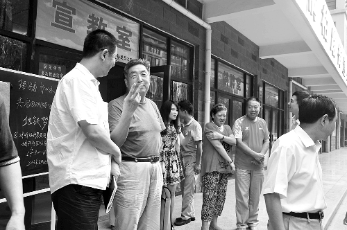 盧法舜（左二）伸出兩根手指，建議實行2元通票制。