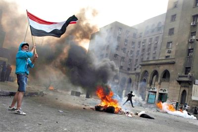 6日，穆爾西和穆兄會的支持者在開羅街頭示威，與警方發(fā)生沖突。消失了三個多月的前總統(tǒng)穆爾西將于下月受審。
