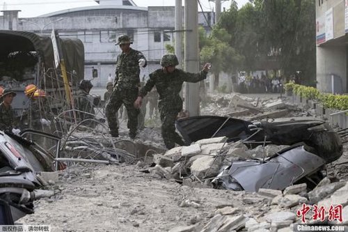 10月15日，菲律賓中部地區(qū)發(fā)生7.2級地震，災(zāi)情持續(xù)擴(kuò)大，菲官方稱地震已造成宿務(wù)、保和等省份數(shù)十人遇難，數(shù)百人受傷，大批建筑物受損。圖為菲律賓軍方在搜救被困者。