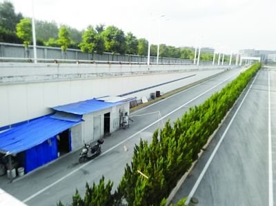 隧道內堆放著大量生活用品。